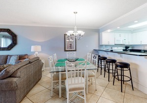 Modern Gulf-front condo with beach setup - close to restaurants