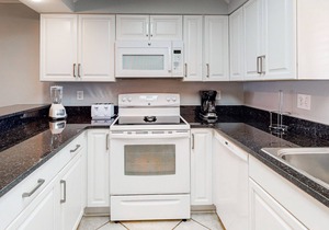 Modern Gulf-front condo with beach setup - close to restaurants
