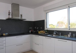 Modern House with South-Facing Garden & Terrace, 350m from Sea, Trégastel