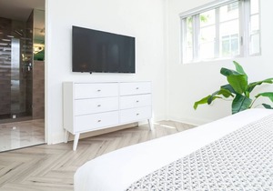 Modern King Studio, Steps away from the Beach
