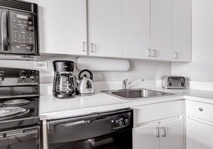Modern Lakeview 1BR w/Gym, Pool, 1 block to Lincoln Park, by Blueground
