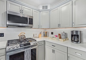 “Modern” Old Town Scottsdale, Resort Style yard, Baja HEATED Pool Hot Tub, BBQ