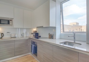 MODERN ONE-BEDROOM APARTMENT IN HEART OF HEATHROW