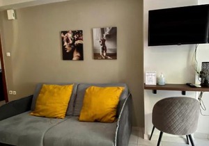 Modern Petite Studio Central A2