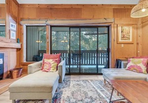 Modern & Sleek Condo - Creekside #110