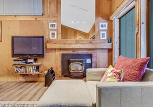 Modern & Sleek Condo - Creekside #110