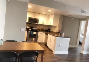 Modern Spacious Apt - Santa Monica with Parking and Pool