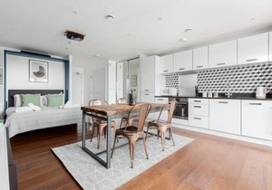 Modern Studio with Balcony in Hackney