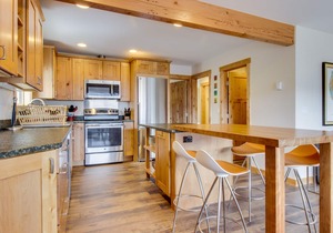 Modern Townhouse w/WiFi, Ski & Mountain Views, Pool - Walk to Slopes