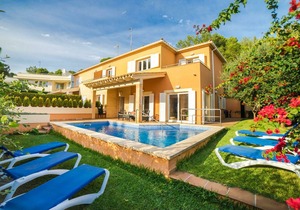Modern villa with pool for 8 people near the beach of Aucanada