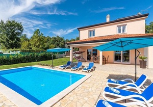 Modernly equipped holiday house near Rovinj with a private pool