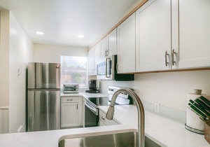 Moon River Suites 4 - on River, Private Hot Tub, Downtown by North Bend Escapes