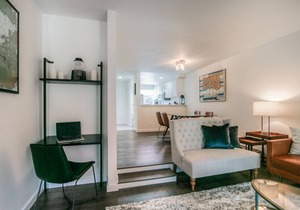 Moon River Suites 4 - on River, Private Hot Tub, Downtown by North Bend Escapes