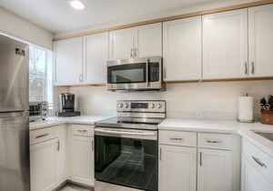 Moon River Suites 4 - on River, Private Hot Tub, Downtown by North Bend Escapes