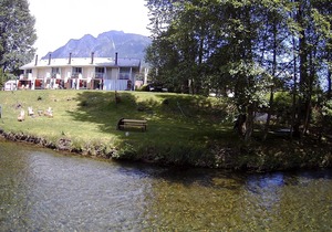 Moon River Suites 4 - on River, Private Hot Tub, Downtown by North Bend Escapes