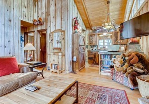 Moose Hut Cabin: Dog Friendly, Shared Hot Tub!