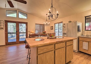 Mountain Getaway w/ BBQ - 5 Mins to Hike & Golf!