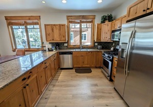Mountain getaway with free shuttle and hot tub