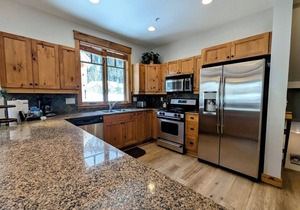 Mountain getaway with free shuttle and hot tub