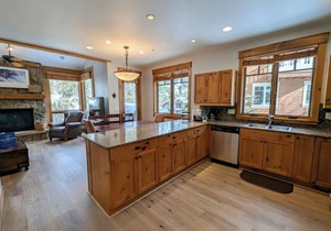Mountain getaway with free shuttle and hot tub