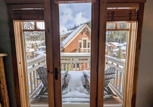 Mountain getaway with free shuttle and hot tub