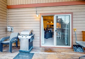 Mountain home with private deck, mountain view, washer/dryer, and gas fireplace