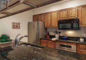 Mountain Modern Beaver Creek Village Condo, Ski-In and Out, w/Hot Tub and Views