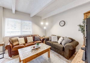 Mountain-View Gem - Ground Floor with Shared Pool & Hot Tub - Walkable Locale