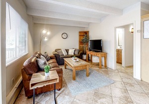 Mountain-View Gem - Ground Floor with Shared Pool & Hot Tub - Walkable Locale