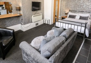 MOWBRAY 2, pet friendly, country holiday cottage in Bridlington