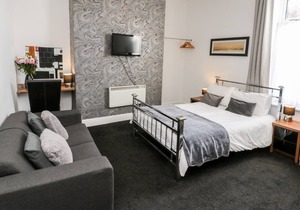 MOWBRAY 5, pet friendly, country holiday cottage in Bridlington