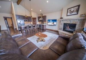 Mtn Views, Private Hot Tub, Walk to Slopes