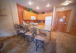 Mtn Views, Walk to Slopes, Cozy Fireplace