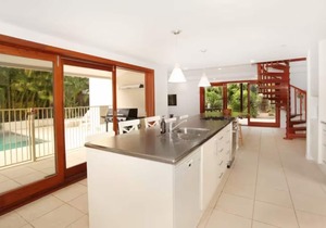 Mudjimba Oceanside Beach Retreat- 40 seconds from the water!