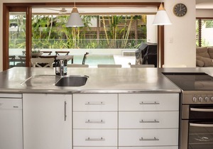Mudjimba Oceanside Beach Retreat- 40 seconds from the water!