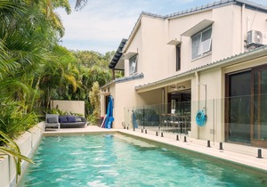 Mudjimba Oceanside Beach Retreat- 40 seconds from the water!