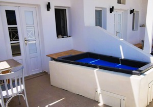 Muses Cycladic Suites - Compact Two-Bedroom Suite with Outdoor Hot Tub