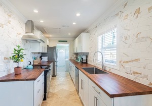 Naples Park Home: w/private screened lanai, heated salt water pool/spa, poolside cabana w/TV