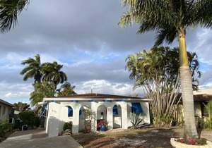 Naples-Vanderbilt beach house <1 mile to beach