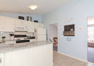 Narragansett Pier! Easy walk to seawall, food, shopping, playground - more!