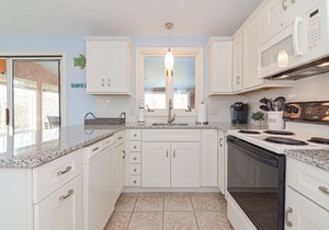 Narragansett Pier! Easy walk to seawall, food, shopping, playground - more!