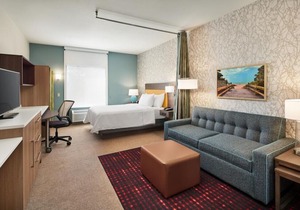 Near Attractions and Beach, Two Modern Units, Pool, Free Parking