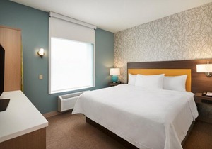 Near Attractions and Beach, Two Modern Units, Pool, Free Parking