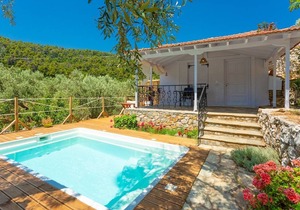 Neptune: Private Pool, Walk to Beach, A/C, WiFi