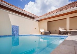 NEW Discounted rates through March-Private Rooftop Pool in beachfront community