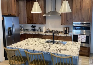 New Lakeside Home with Resort Amenities