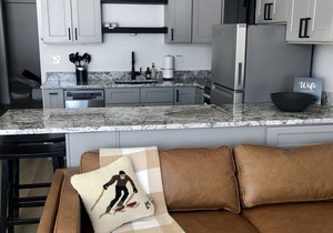 New Lakeside Home with Resort Amenities