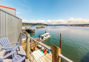 New listing! Bayfront studio w/ jetted tub, fireplace & balcony - near the beach
