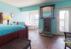 New listing! Bayfront studio w/ jetted tub, fireplace & balcony - near the beach