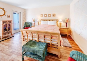 New listing! Deluxe bayfront studio w/jetted tub & fireplace - near the beach!